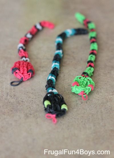 How to make Rainbow Loom snakes - you can make them as long as you want! Tutorial video in the post. Rubber Band Loom Tutorial, Rainbow Loom Bracelet Ideas Easy, Loom Band Ideas Step By Step, Loom Band Animals, Loom Band Patterns Instructions, Boyfriend Presents, Rainbow Loom Animals, Loom Bands Designs, Loom Animals