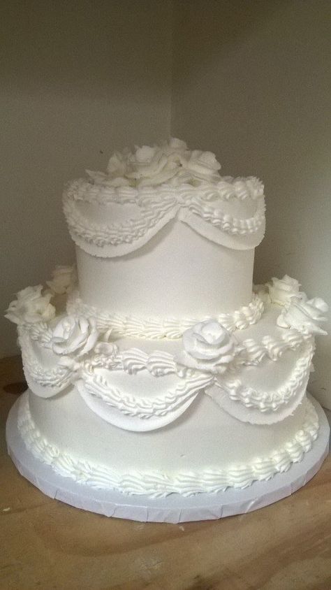 Old Fashion Cake Decorating, Fancy White Wedding Cake, Wedding Cakes Old Fashioned, Old Fashioned Cake Design, Wedding Cake Old Fashioned, 1980s Wedding Cake, Old Fashion Wedding Cakes, Old Fashioned Birthday Cake, Coquette Wedding Cake