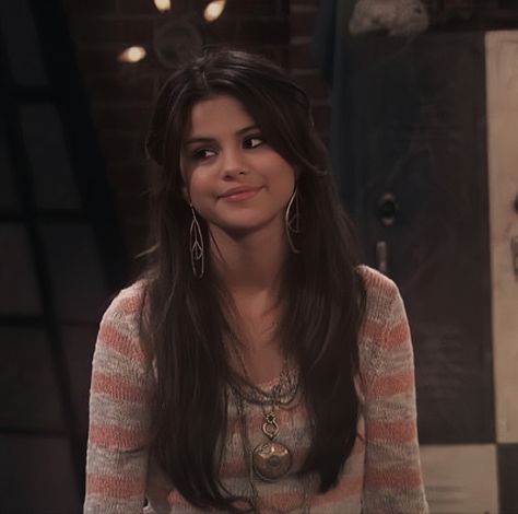 Selena Gomez Hair Long, 2000s Hair, 2000s Icons, Selena Gomez Hair, Selena Gomez Cute, Alex Russo, Selena G, Marie Gomez, The Youth