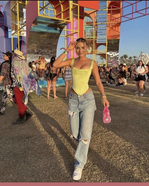 50 Best Coachella Outfits To Wear in 2023 Music Festival Outfits Casual, Best Coachella Outfits, Tomorrowland Outfit, Outfits Coachella, Coachella Fits, Cochella Outfits, Lollapalooza Outfit, Feather Accessories, Coachella 2024