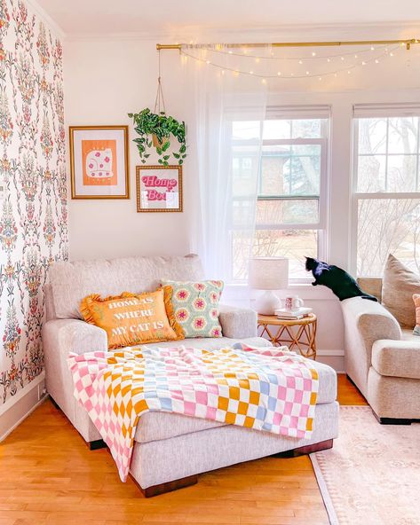 Colorful Home Inspiration, Girly Maximalist Decor, Lauren Loveless Apartment, Fun Living Room Ideas, Spare Room Ideas Multi Purpose, Colorful Room Ideas, Colorful Minimalist Home, Cheerful Bedroom, Girly Home Decor