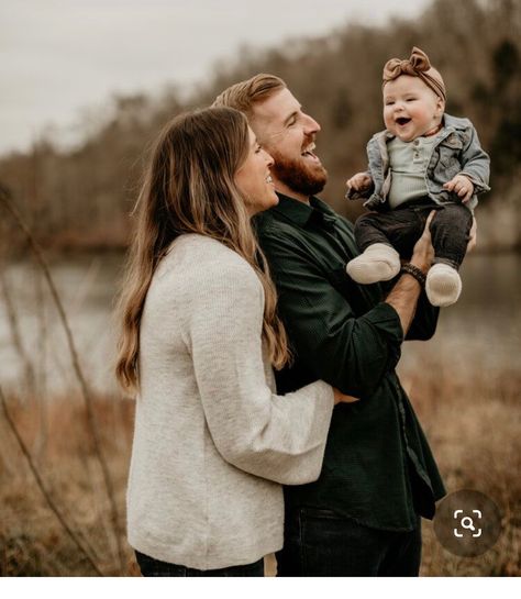 Family Christmas Picture Outfits, Christmas Pictures With Baby, Family Christmas Pictures With Baby, Family Christmas Pictures Outdoor, Christmas Picture Outfits, Christmas Photo Shoot Ideas, Fall Photoshoot Family, Christmas Photo Shoot, Baby Family Pictures