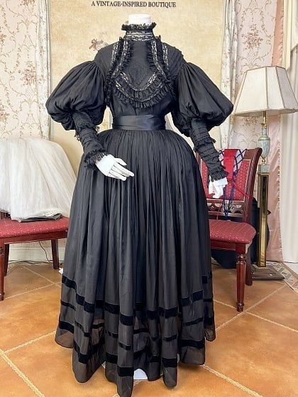 Black Leg-of-Mutton Sleeves Vintage Lace Blouse and Black Skirt Long Version Set Vintage Lace Blouses, Funeral Outfit, Leg Of Mutton Sleeve, Cold Summer, Blouse Skirt, Victorian Clothing, Skirt Long, Black Legs, Dress Inspiration