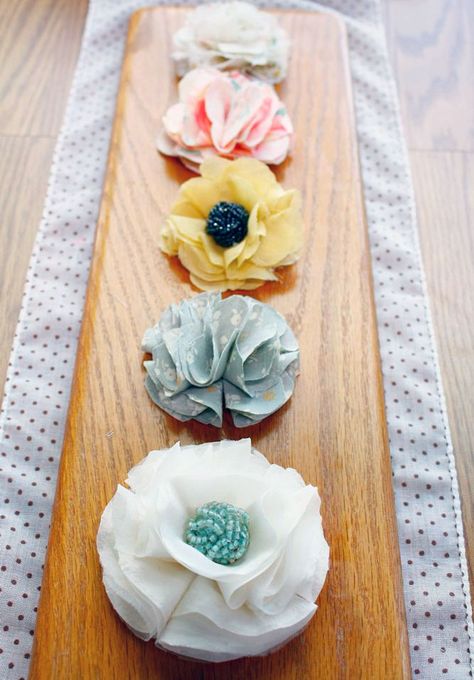 No-Sew Fabric Flower Tutorial... Not that I need to be crafty.  I have connections in the bow making world (Carly) Easy Fabric Flowers, Diy Fleur, Diy Flores, Girl Headbands, Fleurs Diy, Fabric Flower Tutorial, Diy Bebe, Bows Diy, Fabric Flowers Diy