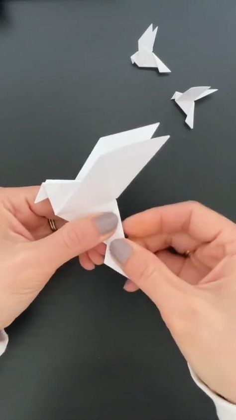 How to Make a Paper Dove | Origami Bird Tutorial | Spring Craft Idea | Paper Folding DIY Humming Bird Origami Tutorial, Easy Paper Origami Step By Step, How To Make Paper Birds, Diy Paper Birds, Oragami Birds, Nature Origami, 2d Origami, Origami Bird Tutorial, Origami Person