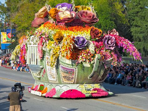 Rose parade floats Rose Bowl Parade, Tournament Of Roses Parade, Grand Canyon Tours, Fantasy Cars, Rose Parade, Travel Secrets, Parade Float, Aesthetic Candles, Pasadena California