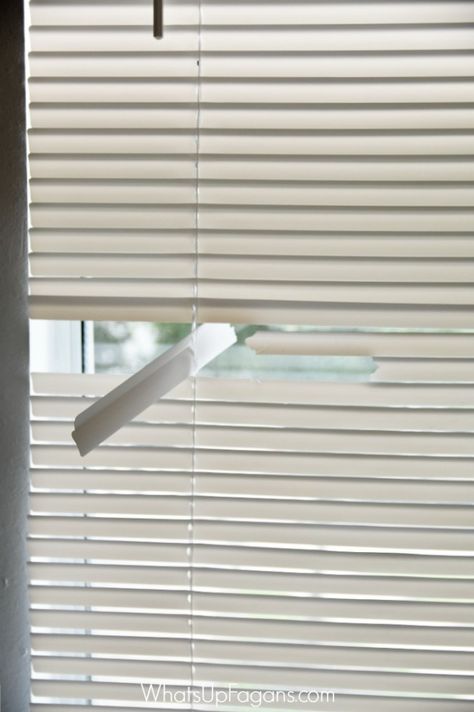 Great DIY tutorial on how to fix mini blinds that are broken! My kids break them all the time. Great apartment living tip that will save money! Fixing Blinds, Blind Ideas, Diy Remodeling, Blind Repair, Sheer Blinds, Cellular Blinds, Bathroom Blinds, Apartment Hacks, Modern Blinds