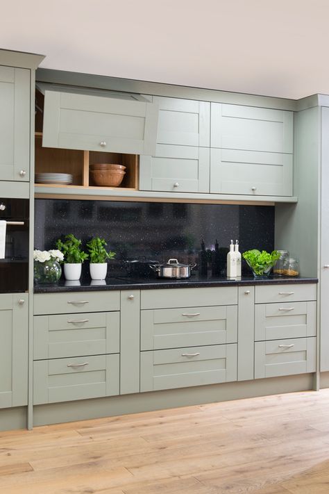 Combining pale coloured kitchen cabinets with Black Sparkle laminate worktops and splashbacks creates an effective contrast in any kitchen. Coloured Kitchen Cabinets, Coloured Kitchen, Black Kitchen Countertops, Kitchen Wall Cabinets, Black Countertops, Kitchen Cabinet Colors, Kitchen Redo, Painting Kitchen Cabinets, Black Sparkle