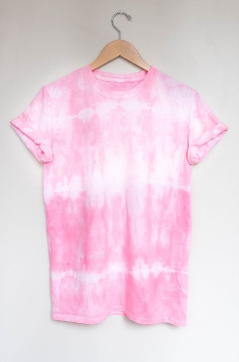 Tie Die Shirts, Ombre Tie Dye, Pink Concert, Diy Tie Dye Techniques, Pink Tye Dye, Tie Dye Tops, Ombre Pattern, Pastel Tie Dye, Tie Dye Diy