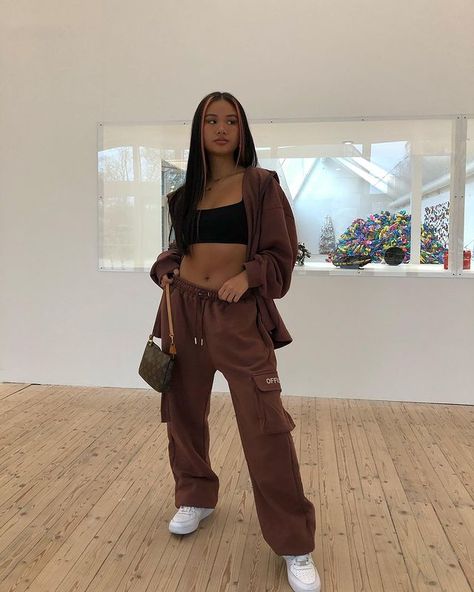 Sweat Pant Outfits, Brown Sweatpants Outfits, Sweatpants Outfit Street Styles, Brown Sweatpants, Sweatpants Outfits, Sweats Outfit, Brown Outfit, Streetwear Fashion Women, Swaggy Outfits