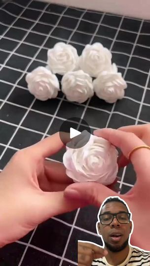 Paper Craft Videos, Fleurs Diy, Instruções Origami, Pinterest Diy Crafts, Easy Paper Crafts Diy, Christmas Gift Basket Ideas, Handmade Paper Crafts, Diy Crafts Paper Flowers, Paper Towel Roll Crafts