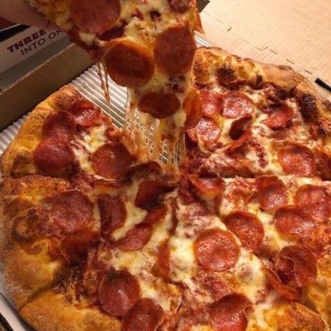 Aesthetic Pizza, Pizza Aesthetic, Drinks Aesthetic, Pizza Night, Food Drinks, Food Obsession, Pretty Food, Food Cravings, Pepperoni Pizza