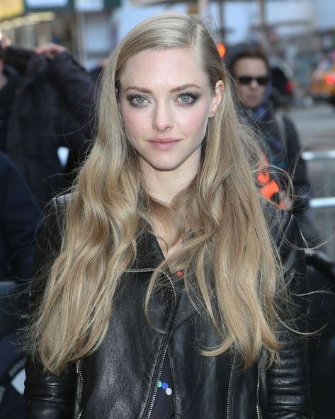 Hair Colors For Green Eyes, Colors For Green Eyes, Amanda Seyfried Hair, Hair Colour For Green Eyes, Honey Brown Hair, Makijaż Smokey Eye, Dark Blonde Hair, Cool Blonde, Blonde Hair Looks