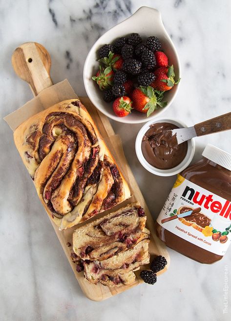 This Berry Nutella Swirl Bread is sure to please any Nutella fan. The chocolate hazelnut spread works wonderfully with fresh berries to create this beautiful and tasty swirl bread! Bread With Nutella, Tasty Sweets, Swirl Bread, Nutella Spread, No Rise Bread, Swirled Bread, Chocolate Hazelnut Spread, Life Styles, Bread Roll