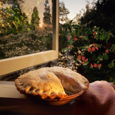 "A hot apple pie on the kitchen window ledge." —Rindy Lynn Babeshoff   - HouseBeautiful.com Think Food, Pretty Food, Window Sill, Aesthetic Food, Apple Pie, Country House, Tart, Food And Drink, Pie