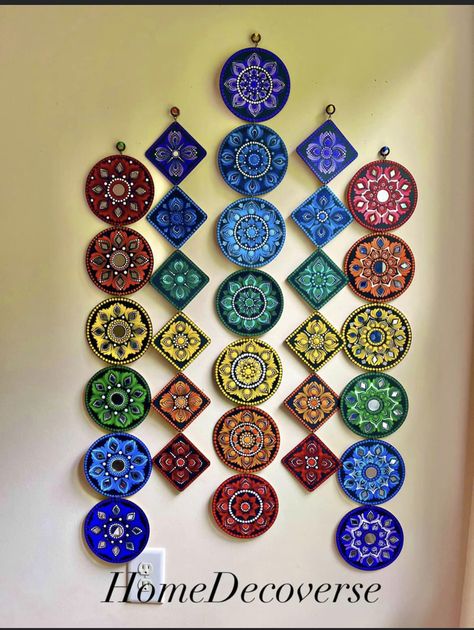 Chakra Art Mandala, Painting Bottles, Lipan Art, Dotting Art, Mandala Book, Diy Wall Decor For Bedroom, Madhubani Paintings, Mandala Jewelry, Mandala Rock Art