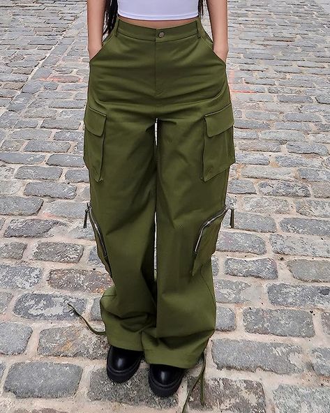 Womens Black Cargo Pants, Trousers Women Outfit, Cargo Pants Outfit Women, Cargo Pants Style, Faux Leather Midi Skirt, 2piece Outfits, Mode Kimono, Baddie Fits, Cargo Pants Outfit