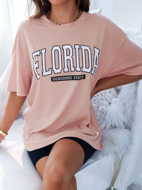 Free Returns ✓ Free Shipping On Orders $49+ ✓. Letter Graphic Drop Shoulder Oversized Tee- Women T-Shirts at SHEIN. Cute Oversized Shirts, Cute Summer Shirts, Preppy Shirt, Drop Shoulder Tee, Oversized Graphic Tee, Cute Preppy Outfits, Shirts For Teens, Back To School Outfits, Shein Tops