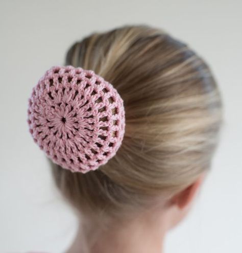 Easy Guide: How To Crochet A Hair Bun Cover Diy Crochet Hair Accessories, Hair Bun Cover, Hair Accessories Bun, Different Crochet Stitches, Crochet Hair Clips, Crochet Classes, Crochet Hair Accessories, Crochet Sandals, Crochet Blog