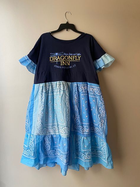 Over Layer Dress, Upcycle Concert Tshirt, Upcycle Tshirt Dress Diy, Upcycled T Shirt Dress, Tshirt Decorating Ideas Diy, Upcycled Tshirt Dress, T Shirt Into Dress, Diy Dress From Tshirt, Bandana Shirt Diy