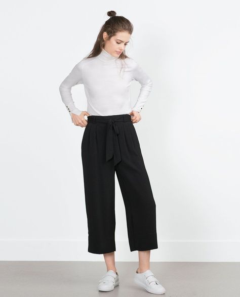 Black Square Pants Outfit, Square Pants Outfit Casual, Square Pants Outfit, University Wardrobe, Culotte Outfit, Culottes Outfit, Smart Chic, Black Culottes, Hot Pant