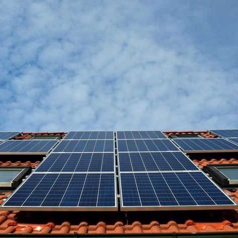 APUESTA
POR EL AUTOCONSUMO
Con tu instalación fotovoltaica podrás generar tu propia electricidad a partir de una fuente de energía renovable y gratuita: el sol. Solaire Diy, Residential Solar, Panel Solar, Solar Solutions, Solar Energy Panels, Solar Panels For Home, Solar Roof, Best Solar Panels, Photovoltaic Panels