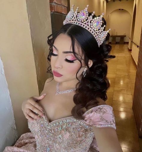 Quinceanera Eye Makeup Pink, Pink Makeup Look For Quince, Quinceanera Makeup Natural Rose Gold, Light Pink Makeup For Quince, Pink Quinceanera Hairstyles, Pink 15 Crown, Quincera Hairstyles Hair Down, Makeup Quinceanera Pink, Pink Makeup Quinceanera