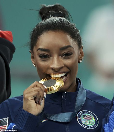 Simone Biles tastes her gold medal after winning the team event in Paris, France Simone Biles Aesthetic, Simone Biles Quotes, Simone Biles Videos, Simone Biles Husband, Simone Biles Gymnastics, Simon Biles, Simone Biles Olympics 2024, Olympic Winners, Simone Biles Instagram