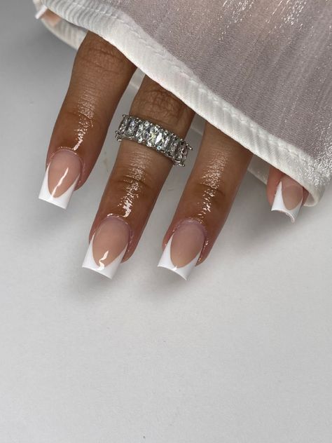 Whitre French tips White French Tips On Brown Skin, Deep French Nails, Short French Nails, White French Tip, Finger Nails, French Tips, Birthday Nails, Girls Nails, Nails Inspo