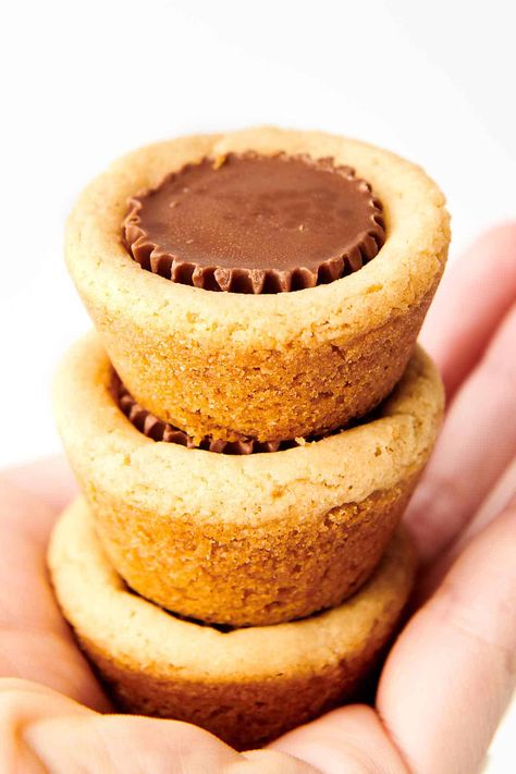 Easy Peanut Butter Cup Cookies Recipe - Made in Mini Muffin Tin Homemade Peanut Butter Cookies, Butter Cookie Dough, Soft Peanut Butter Cookies, Smores Dessert, Cup Cookies, Reese's Peanut Butter Cup, Peanut Butter Blossom Cookies, Peanut Butter Cupcakes, Peanut Butter Cup Cookies