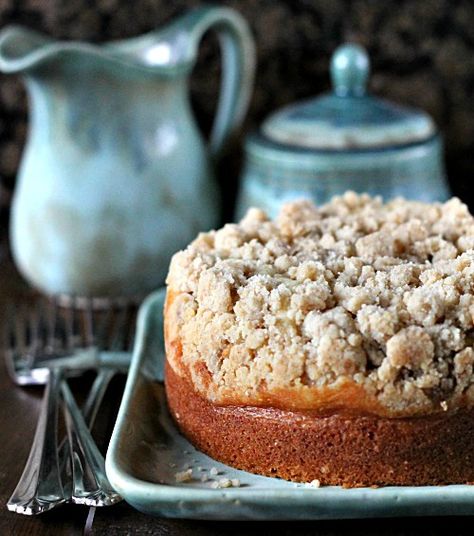 Amaretto Cream Cheese Coffee Cake Recipe- easy cake to make, great for holidays/ potlucks. A creamy layer and crunchy streusel crumb topping make it unique. Cream Cheese Coffee Cake Recipes Easy, Cream Cheese Coffee Cake Recipe, Amaretto Coffee, Amaretto Cream, Cheese Coffee Cake, Cream Cheese Coffee Cake, Resepi Biskut, Thanksgiving 2023, Diy Easy Recipes