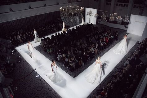 Fashion Show Runway Stage, Fashion Show Stage Design, Catwalk Design, Fashion Runway Show, Elle Fashion, Stage Set Design, Architecture Building Design, Wedding Stage Decorations, Venue Decor