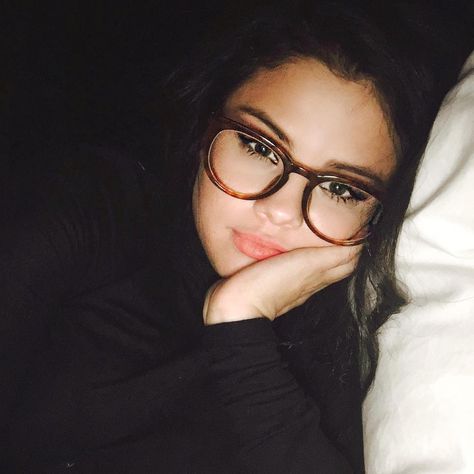 i mean i could but why would i want 2 ?? #selenagomez #glasses S P A R X X L E S ♡ Selena Gomez Glasses, Selena Gomez Fashion, Sonia Ben Ammar, How To Wear Makeup, Selena Gomez Style, Glasses Makeup, Selena G, Cameron Dallas, Big Sean