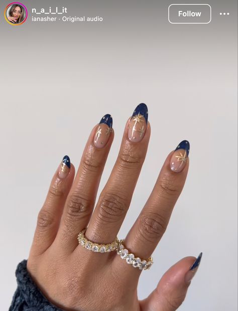 Winter Navy Nails, Blue Nails With Gold Design, Dark Colored Nail Designs, Wintertime Nails, Navy Nail Inspiration, Coldplay Concert Nails, French Women Nails, Blue Nails With Gold Accent, Navy Blue And Gold Nail Ideas