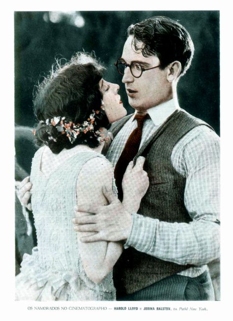 Harold Lloyd and Jobyna Ralston in a still from GIRL SHY (1924) - (A SCENA MUDA, May 13, 1928, Rio de Janeiro, Brazil) Vintage Pose Reference, Art Reference Photos Two People, Hand On Face Reference Couple, 2 People Reference Poses, Two People Drawing Reference, 1970s Couple, Jobyna Ralston, Shy Pose Reference, 1920s Couple