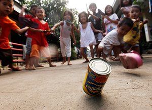 24 hours : Cagayan De Oro City, Phillipines: Filipino children play at a school Filipino Tattoos, Street Game, Filipino Art, Philippines Culture, House Backyard, Filipino Culture, Childhood Games, Traditional Games, Photojournalism