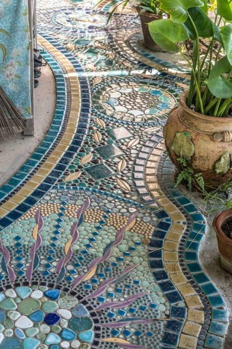 Mosaic In House, Mosaic Pathways Walkways, Mosaic Outdoor Floor, Mosaic Tile Art Ideas, Garden Mosaic Projects, Stone Mosaic Path, Mosaic Steps, Stepping Stone Ideas, Apaneca