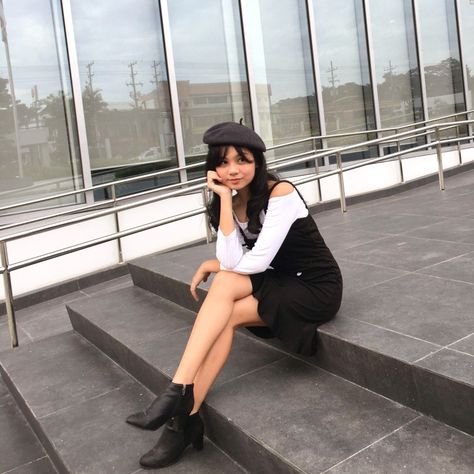 Black & white korean ootd, french outfit, how to style beret, photography Korean Outfits With Beret, Beret Outfit Ideas, Beret Hat Outfit Korean, Beret Photography, Barret Hat Outfit, Outfits With Berets, French Beret Outfit, Black Beret Outfit, How To Style Beret