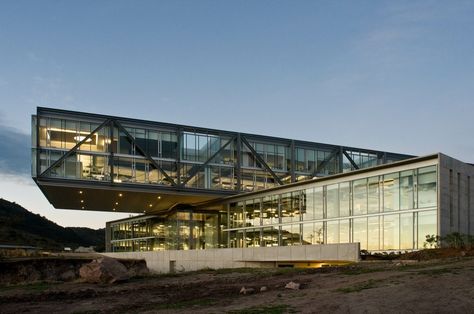 Cinepolis Headquarters / KMD Architects Cantilever Architecture, Architecture Cool, Truss Structure, Steel Trusses, Glass Building, Structure Architecture, Architecture Office, Architecture Exterior, Design Competitions