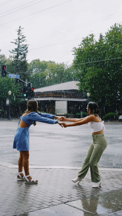 Instagram Picture Ideas Rainy Day, Walking In The Rain Aesthetic, Aesthetic Dancing In The Rain, Girl In The Rain Aesthetic, Friends Dancing In The Rain, Dancing In The Rain Friends, Best Friends Dancing In The Rain, Dance In The Rain Aesthetic, Best Friends In The Rain