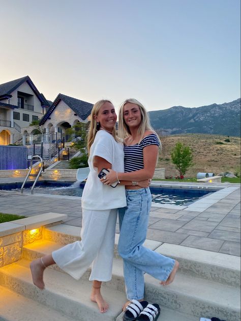 Gavelston Texas, Utah Outfits Summer, Clog Shoes Outfit, Utah Fits, Utah Outfits, Sorority Poses, Utah Style, Church Fits, Beachy Outfits