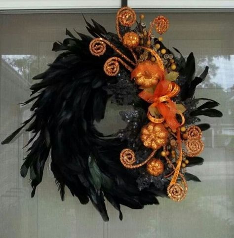 Raven Wreath, Feather Wreaths, Creative Wreaths, Feather Wreath, Diy Halloween Wreath, Wreath Wall Decor, Adornos Halloween, Halloween Wreaths, Homemade Halloween