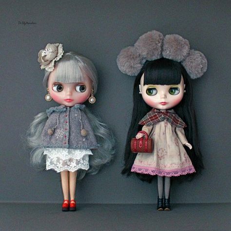 JUAN on Instagram: "BLYTHE SISTERS. Leading Lady Lucy & Red Delicious. #blythe #blythedoll #drblythenstein #ブライス" Dolly World, Clothes Reference, Doll Fashion, Vinyl Toys, Blythe Doll, Blythe Dolls, Doll Clothes, Crochet Hats, Lips