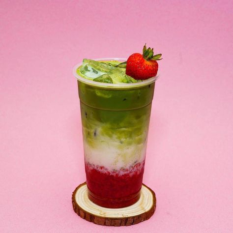 iced strawberry matcha latte Iced Strawberry Matcha Latte, Strawberry Matcha Latte, Strawberry Latte, Iced Matcha Green Tea, Matcha Drink Recipes, Soft Drinks Recipes, Matcha Strawberry, Matcha Tea Latte, Latte At Home