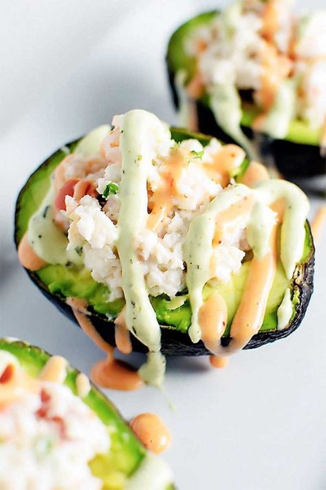 Crab Stuffed Avocado, Stuffed Avocados, Stuffed Avocado, Avocado Creme, Shrimp Avocado, Crab Salad, Avocado Recipes, Seafood Dishes, Sriracha