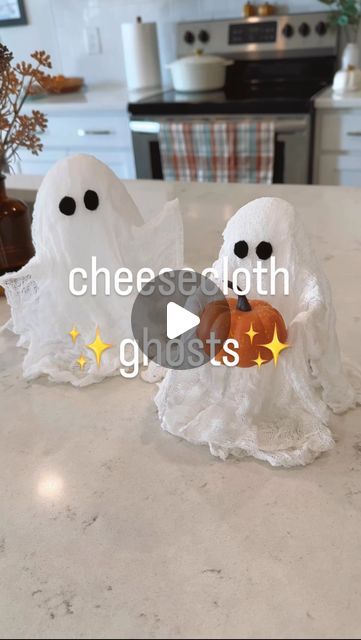 Hellowin Decoration Ideas, Hallowing Decorations Diy, Cute Easy Diy Halloween Decor, Craft Ideas For Halloween, Cute Fall Decor Diy, Ghost Centerpieces Diy, Cheese Cloth Ghost Diy, How To Make Ghosts With Cheesecloth, Décoration Halloween Diy