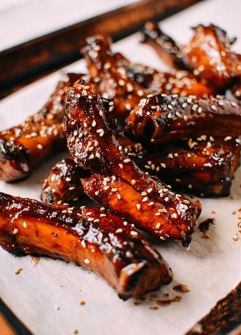 #Chinese #Honey #Glazed #Ribs recipe by thewoksoflife.com Chinese Ribs, Glazed Ribs, Food Dinners, Wok Of Life, How To Cook Ribs, Honey Barbecue, Pork Spare Ribs, Glazed Pork, Honey Baked Ham