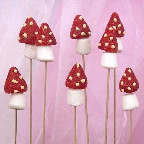 This sweet and easy Strawberry Mushrooms recipe at Party Ideas UK is perfect for your fairy birthday party. Strawberry Mushrooms, Red And White Mushrooms, Fairy Party Food, Woodland Fairy Party, Fairy Tea Parties, Ben And Holly, Fairy Garden Party, Fairy Birthday Party, White Mushrooms