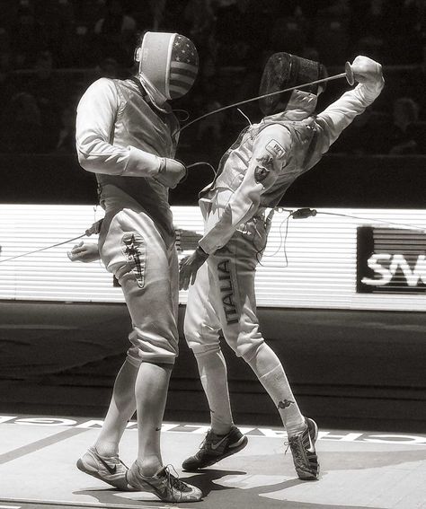 Estocada imprevista, detras de la nuca! Fencing Foil, Women's Fencing, Olympic Fencing, Fencing Sport, Victorian Men, Fence Art, Sports Aesthetic, Human Poses Reference, Poses References