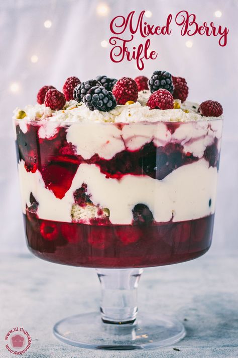 Winter Berry Trifle, English Trifle Desserts, Xmas Trifle Recipes, Christmas Trifle Easy, Best Trifle Recipes, Mixed Berry Trifle, Cherry Trifle Desserts, Trifle Ideas, Christmas Trifle Recipes